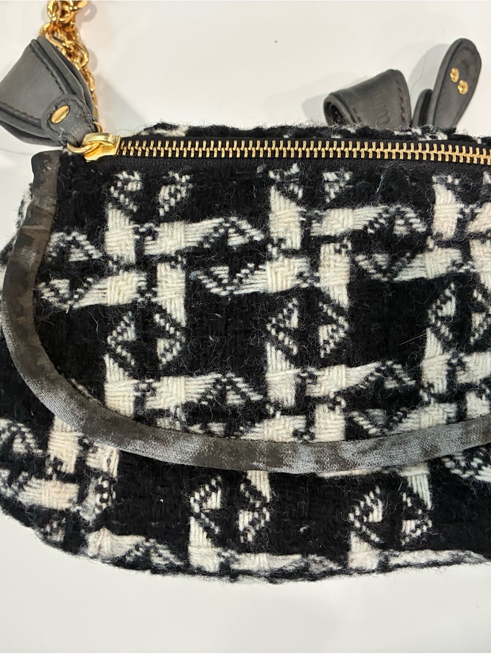 Juicy Couture-Vintage herringbone pattern fabric with branded zipper pulls. - Picture 15 of 16